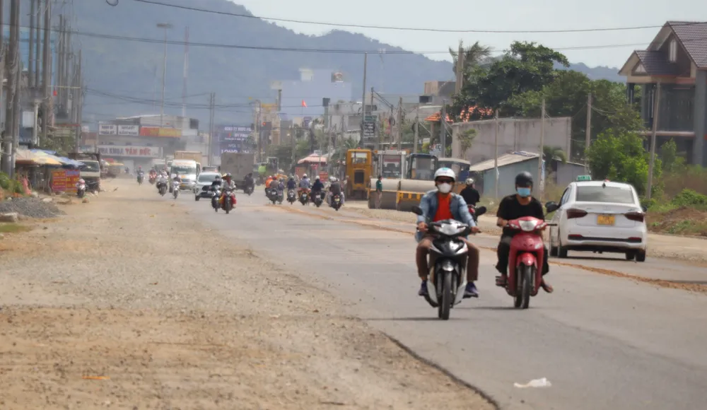 Tỉnh yêu cầu dự án đầu tư công phải đúng tiến độ, sớm đưa vào sử dụng, phát huy hiệu quả (Ảnh dự án nâng cấp, mở rộng đường ven biển ĐT 994 đang được triển khai xây dựng):TK