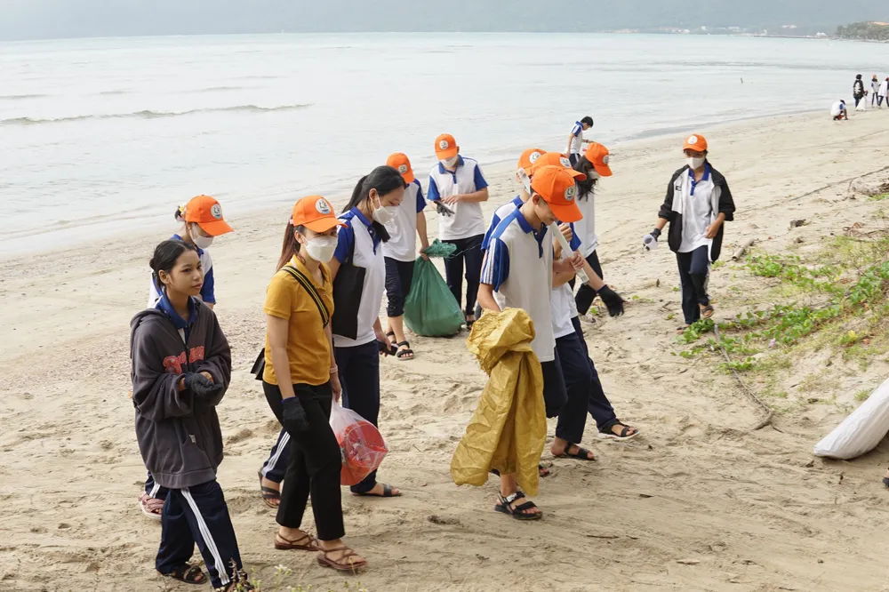 Học sinh huyện Côn Đảo tham gia nhặt rác tại bãi biển.Ảnh:TT Học sinh huyện Côn Đảo tham gia nhặt rác tại bãi biển.Ảnh:TT