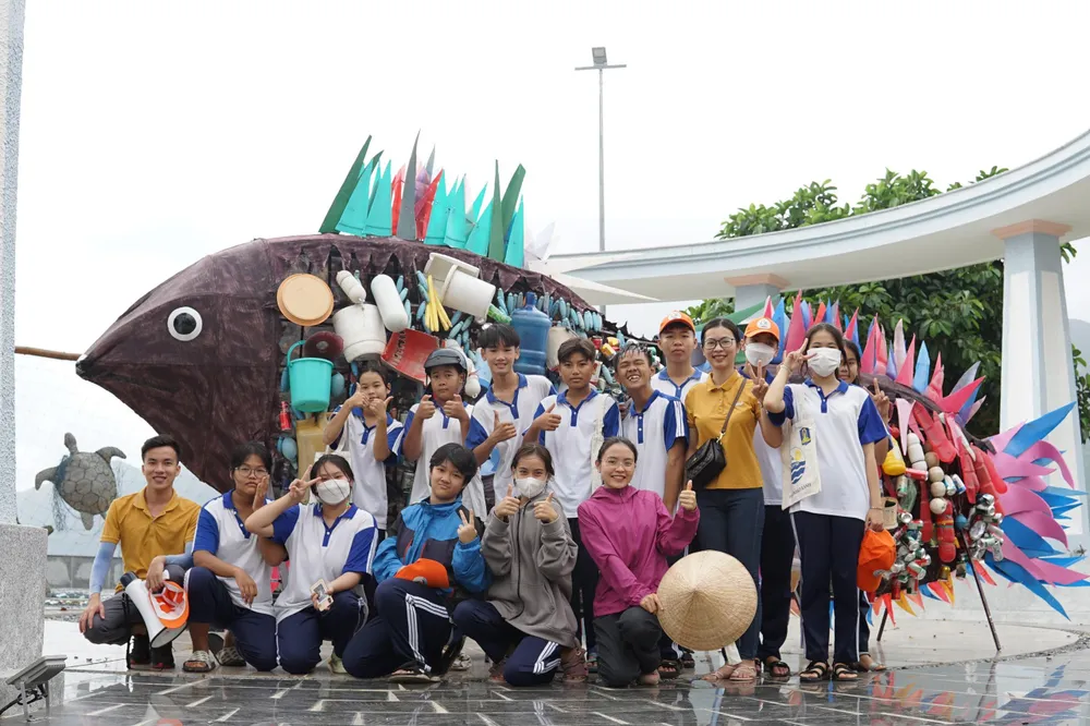 Mô hình bức tường tái chế với thông điệp bảo vệ môi trường. Ảnh:TT Mô hình bức tường tái chế với thông điệp bảo vệ môi trường. Ảnh:TT