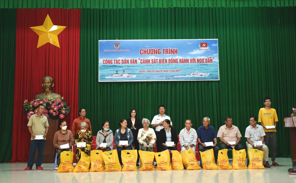 Hải đội 33 cũng tặng quà, động viên các cựu tù chính trị tại huyện Côn Đảo. Ảnh:MC