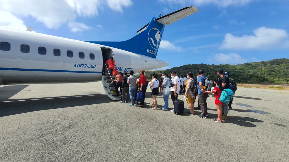 Hành khách bay máy bay của Vasco từ sân bay Côn Đảo. Ảnh: KHÁNH NAM Sân-bay-Côn-Đảo-2.jpg