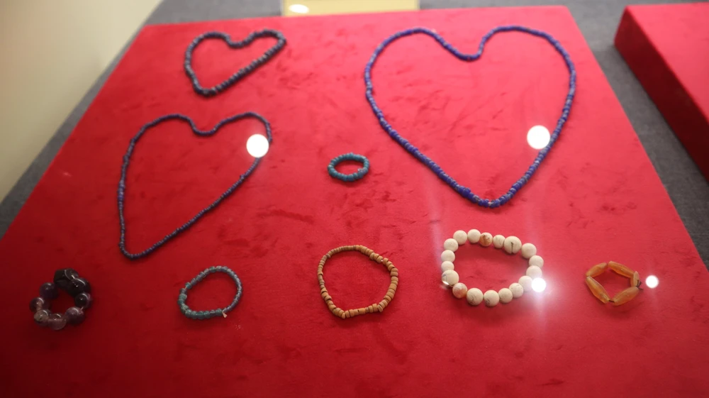 Một số đồ trang sức, vòng được tìm thấy cùng khu mộ có ba mặt nạ vàng. Ảnh: TK