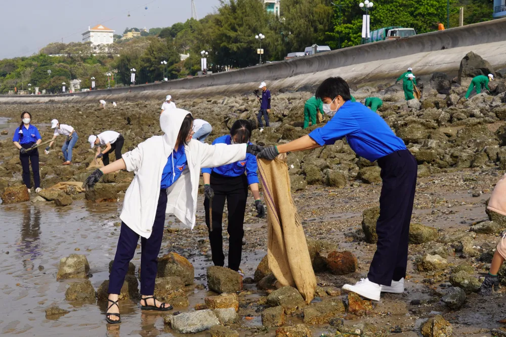 Các bạn trẻ tham gia làm sạch bãi biển Vũng Tàu. Ảnh: ĐT