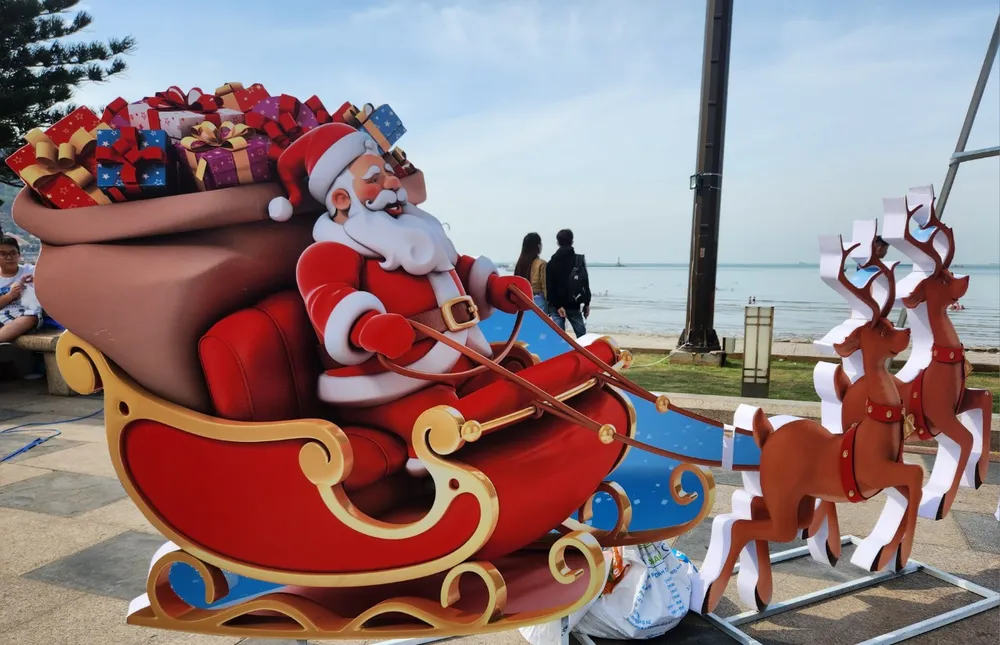 Tiểu cảnh ông già Noel cưỡi xe tuần lộc ven biển Vũng Tàu. Ảnh: TK