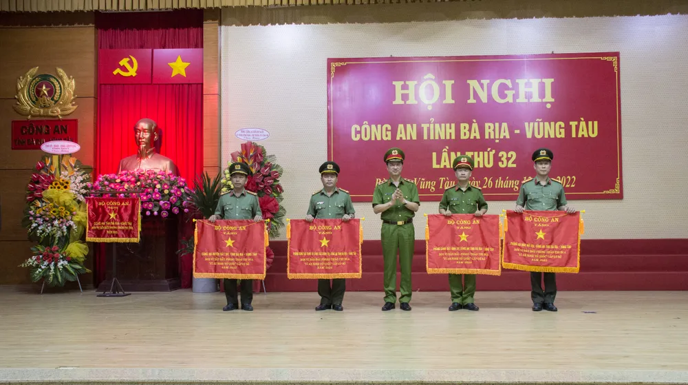Các đơn vị thuộc công an tỉnh Bà Rịa-Vũng Tàu được Bộ Công an tặng cờ thi đua năm 2022. Ảnh: TD