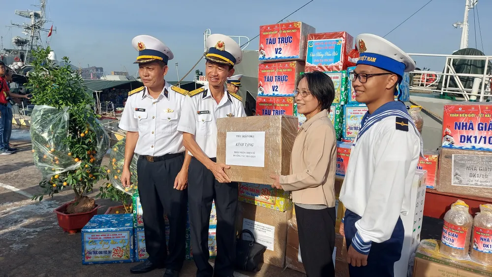Nhiều nhu yếu phẩm đậm hương vị Tết được chuyển đến các đơn vị đang làm nhiệm vụ trên biển, đảo, thềm lục địa phía Nam của Tổ quốc. Ảnh: TM