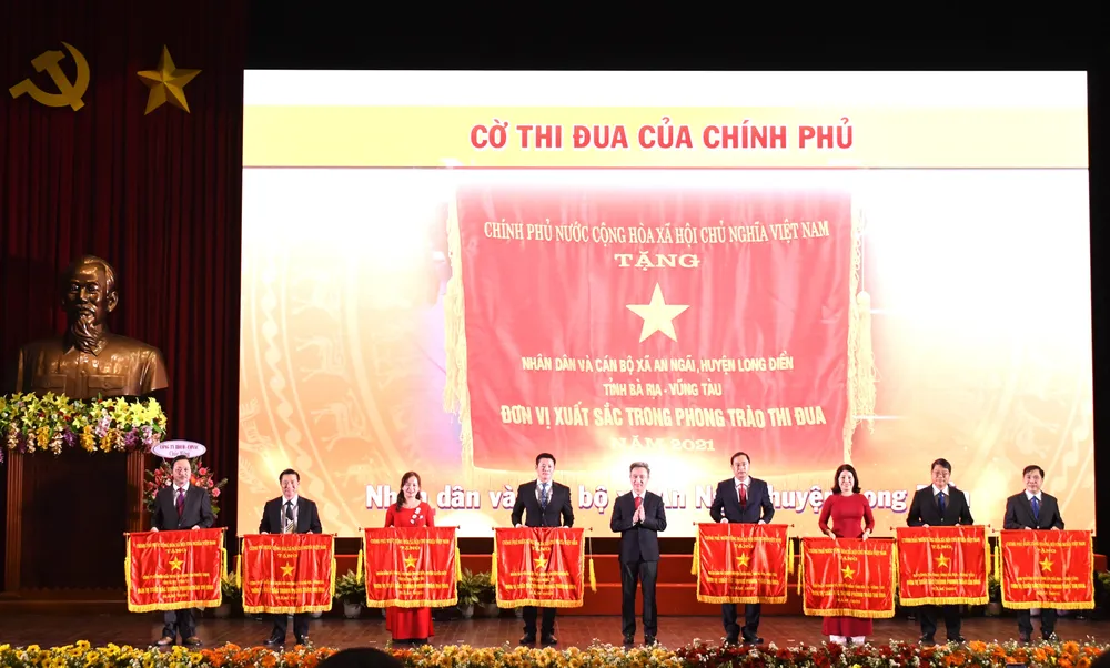 Tám đơn vị xuất sắc trong phong trào thi đua năm 2022. Ảnh: TH