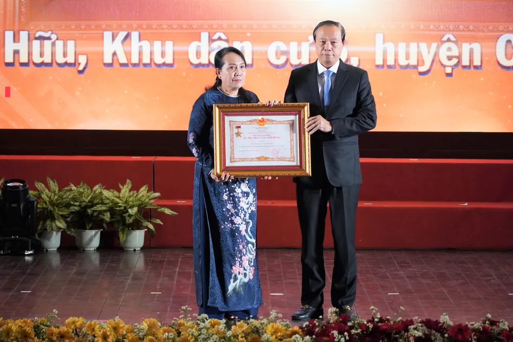 Đại diện gia đình Mẹ Võ Thị Hữu nhận danh hiệu truy tặng. Ảnh: ĐT