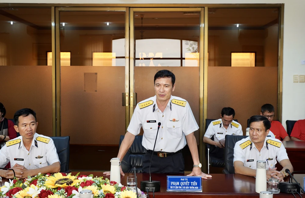 Đại tá Phạm Quyết Tiến phát biểu trong chuyến thăm, chúc Tết huyện Côn Đảo. Ảnh:MC