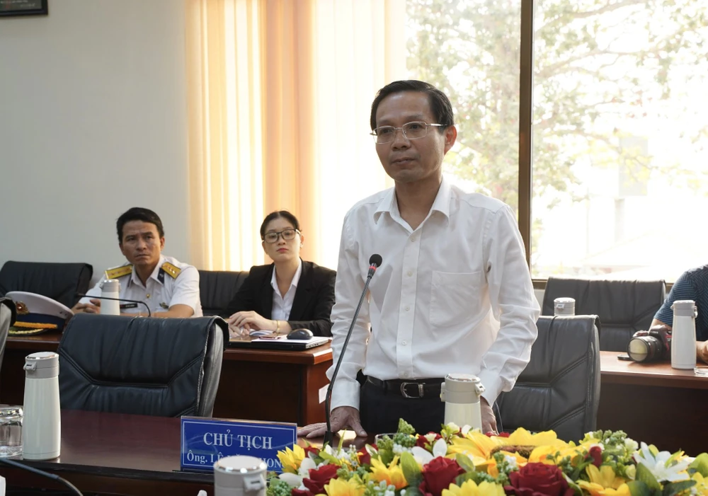 Ông Lê Văn Phong, Bí thư, chủ tịch UBND huyện Côn Đảo thông tin tới đoàn một số kết quả huyện đạt được năm 2022. Ảnh:MC