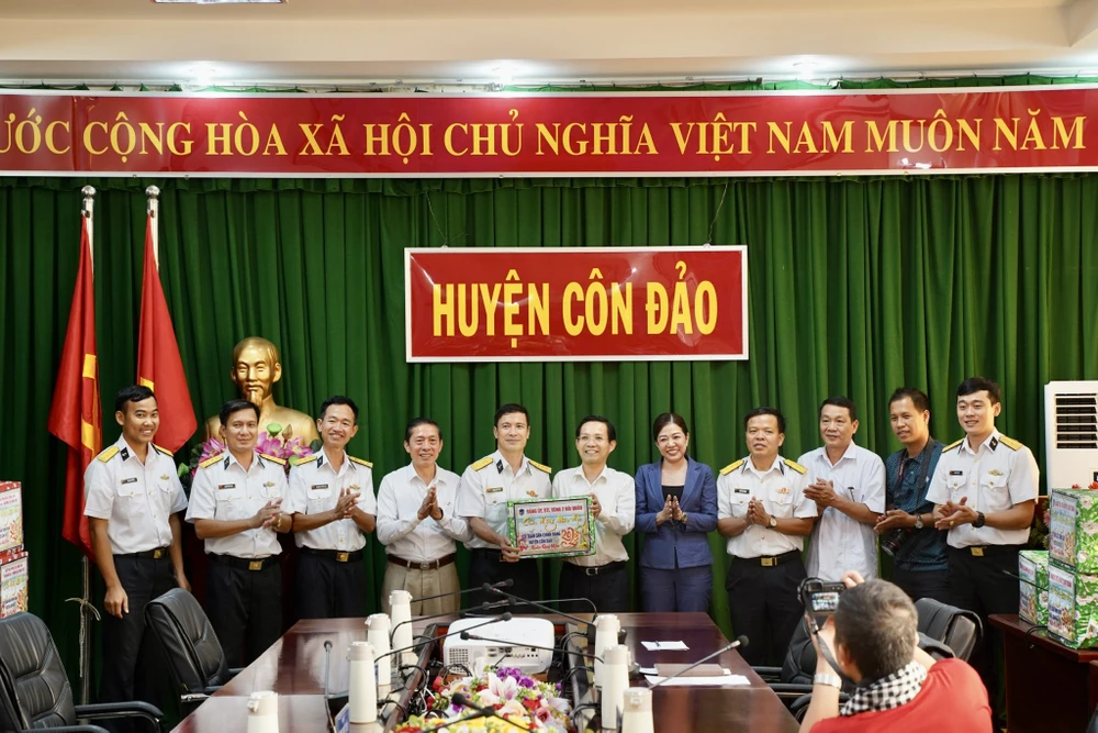 Đoàn tặng quà Tết và gửi lời chúc mừng đến huyện Côn Đảo. Ảnh: MC