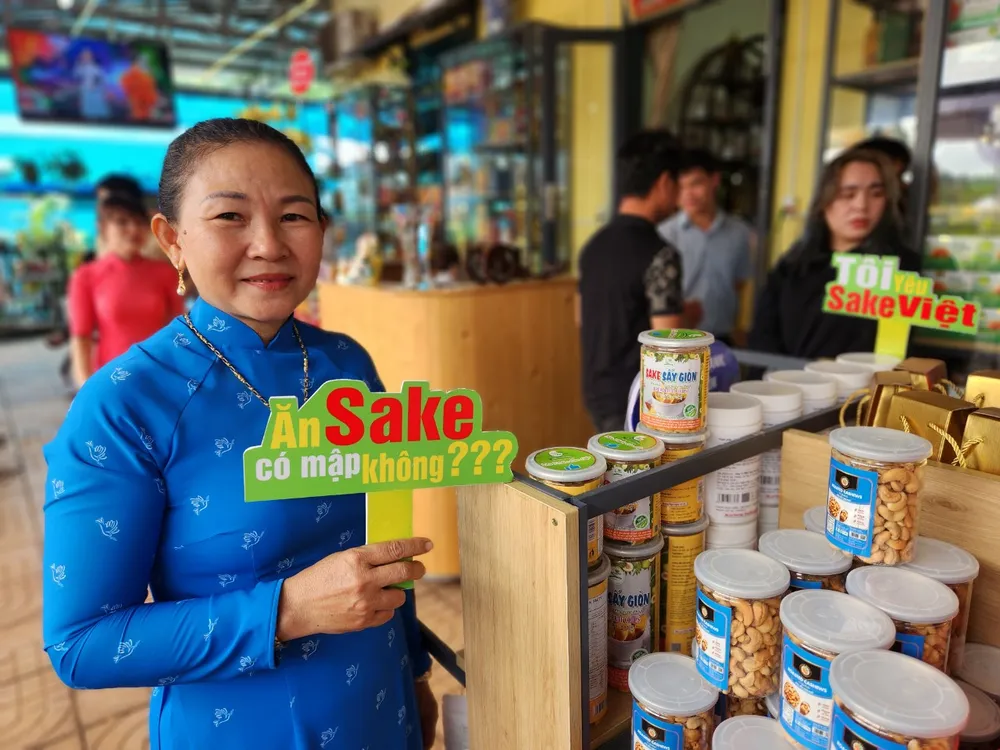 Cách quảng bá sản phẩm mới lạ, hấp dẫn của một doanh nghiệp tại điểm trưng bày. Ảnh: TK Cách quảng bá sản phẩm mới lạ, hấp dẫn của một doanh nghiệp tại điểm trưng bày. Ảnh: TK