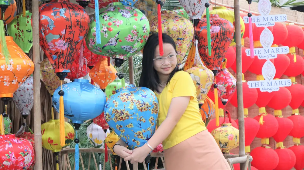 Nhiều đèn lồng với đủ sắc màu. Ảnh: TK