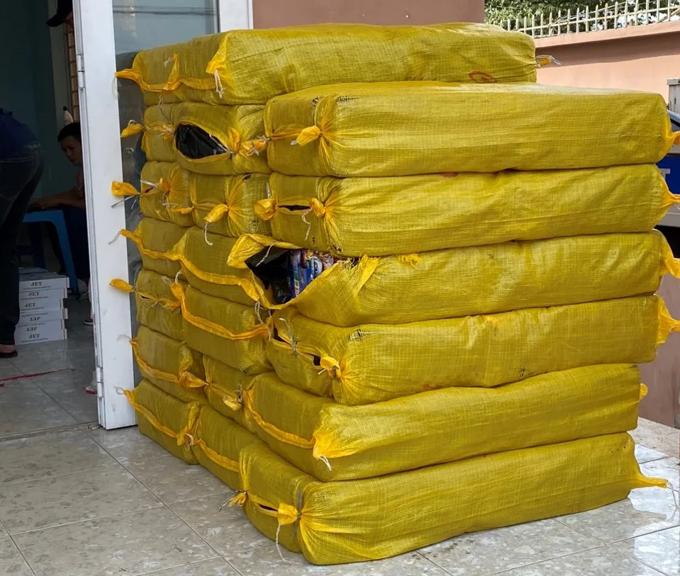 20 bao tải pháo được đối tượng vận chuyển bằng ô tô khi lưu thông trên Quốc lộ 51, thị xã Phú Mỹ thì bị công an bắt giữ. Ảnh: CA 20 bao tải pháo được đối tượng vận chuyển bằng ô tô khi lưu thông trên Quốc lộ 51, thị xã Phú Mỹ thì bị công an bắt giữ. Ảnh: CA