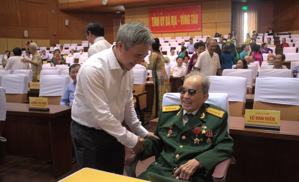 Lãnh đạo tỉnh thăm hỏi sức khỏe đại tá, Anh hùng Lực lượng vũ trang Nhân dân Nguyễn Văn Tàu, một người con quê hương xã Long Phước, TP Bà Rịa. Ảnh: TK