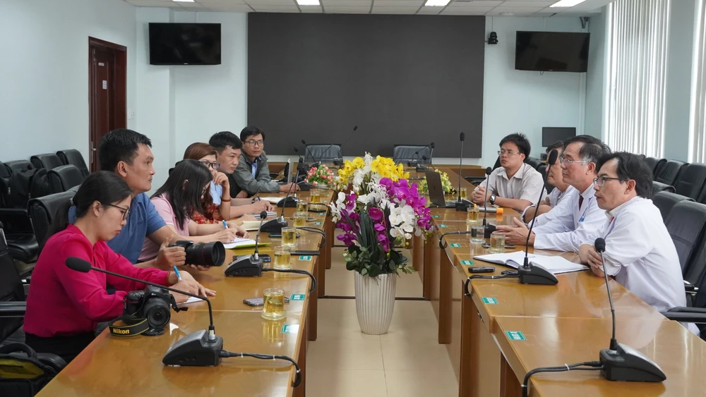 Bệnh viện Bà Rịa thông tin về ca sản phụ tử vong, con nguy kịch với báo chí. Ảnh: ĐT