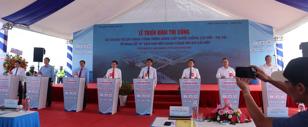 Các đại biểu tham dự lễ bấm nút triển khai thi công dự án. Ảnh: TK