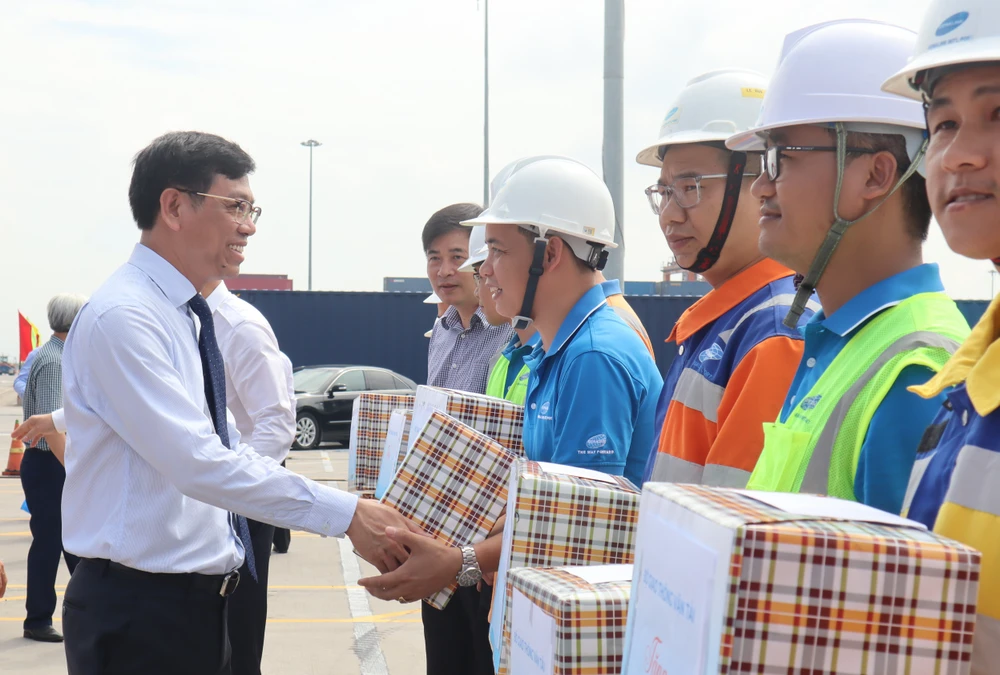 Ông Nguyễn Xuân Sang, Thứ trưởng Bộ GTVT tặng quà cho cán bộ, nhân viên cảng Gemalink và các đơn vị thi công. Ảnh: TK