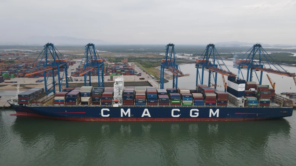 Tàu container có chiều dài 366 m cập bến cảng Quốc tế Gemalink (cụm cảng Cái Mép-Thị Vải). Ảnh:KN