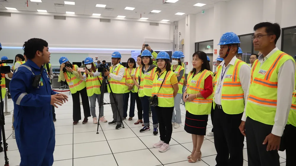 Đoàn thăm quan trung tâm điều khiển hoạt động và đảm bảo an toàn của dự án. Ảnh: TK Đoàn thăm quan trung tâm điều khiển hoạt động và đảm bảo an toàn của dự án. Ảnh: TK