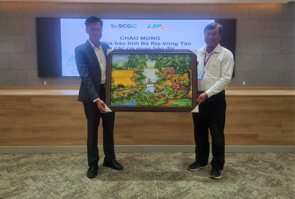 Chủ tịch Hội Nhà báo tỉnh Bà Rịa-Vũng Tàu (trái) tặng bức tranh cho tổng giám đốc công ty Hóa dầu Long Sơn. Ảnh:TK Chủ tịch Hội Nhà báo tỉnh Bà Rịa-Vũng Tàu (trái) tặng bức tranh cho tổng giám đốc công ty Hóa dầu Long Sơn. Ảnh:TK