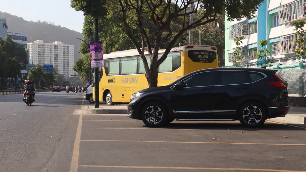 Vỉa hè rộng của đường Lê Hồng Phong, TP Vũng Tàu trước đây được chỉnh trang lại, làm thêm bãi đậu xe. Ảnh:TK