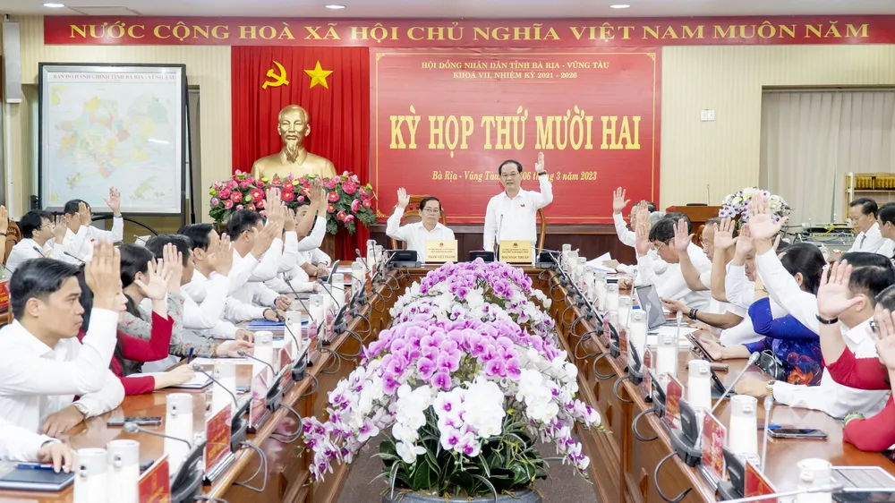 Các đại biểu HĐND biểu quyết thông qua nghị quyết điều chỉnh. Ảnh: MT