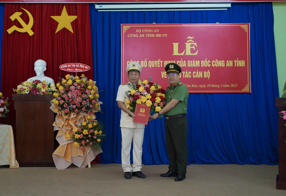 Trung tá Đỗ Tiến Thành (bên trái), phó trưởng công an huyện Côn Đảo. Ảnh: MC Trung tá Đỗ Tiến Thành (bên trái), phó trưởng công an huyện Côn Đảo. Ảnh: MC