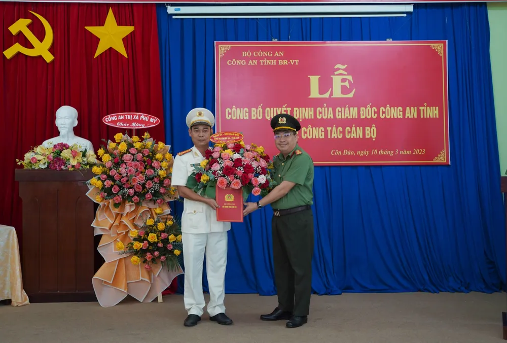 Thượng tá Võ Minh Thuận (bên trái) nhận quyết định bổ nhiệm làm trưởng công an huyện Côn Đảo. Ảnh: MC Thượng tá Võ Minh Thuận (bên trái) nhận quyết định bổ nhiệm làm trưởng công an huyện Côn Đảo. Ảnh: MC