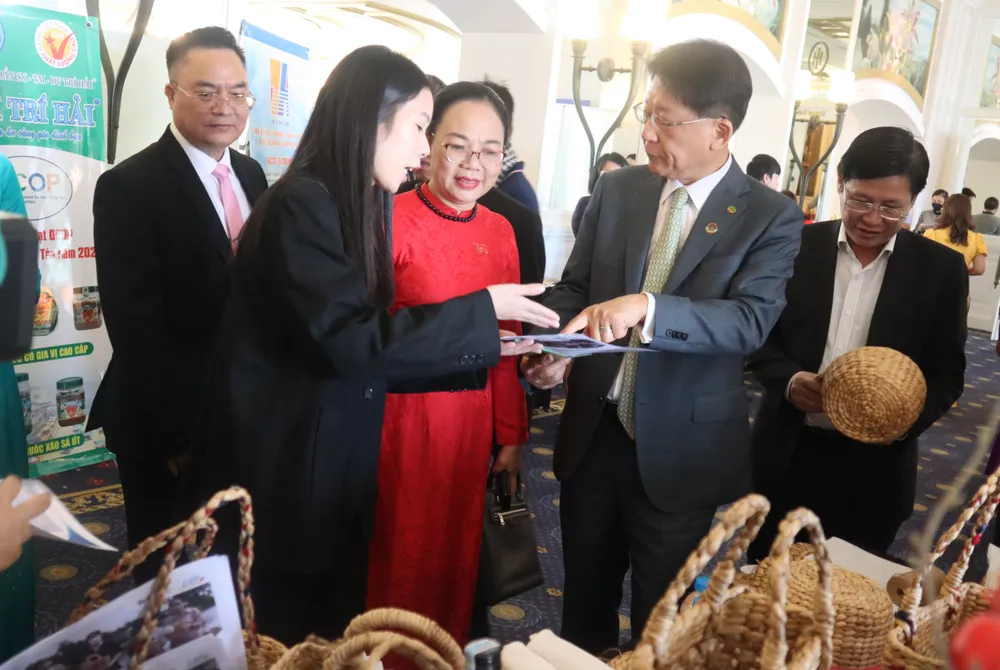 Đại biểu tham quan các gian hàng trưng bày tại hội nghị TPO ở Vũng Tàu sáng 17-3 Ông Woo Kyungha, Tổng thư ký TPO