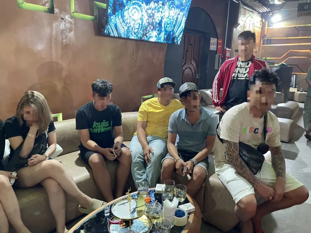 Khách đến chơi tại quán Space X bị phát hiện sử dụng ma túy Kiểm tra quán Space thị xã Phú Mỹ, Bà Rịa-Vũng Tàu