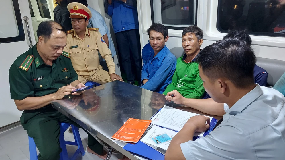 Đoàn kiểm tra làm việc với các thuyền trưởng tàu cá đêm 26-3