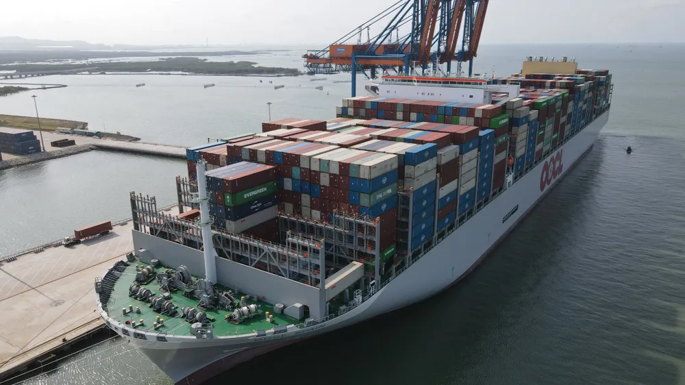 Việc điều chỉnh kéo dài bến cảng Cái Mép Hạ hạ lưu ra phía luồng nhằm tiếp nhận các tàu có trọng tải lớn nhất thế giới. Ảnh: KN Việc điều chỉnh kéo dài bến cảng Cái Mép Hạ hạ lưu ra phía luồng nhằm tiếp nhận các tàu có trọng tải lớn nhất thế giới. Ảnh: KN