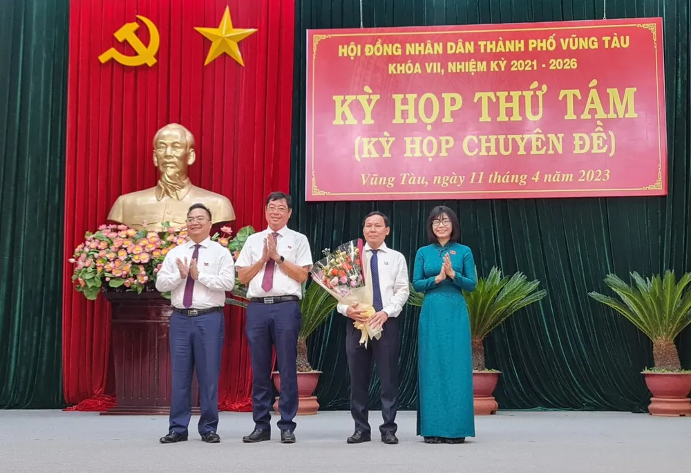 Ông Nguyễn Trọng Thụy nhận hoa chúc mừng từ Bí thư Thành ủy, Chủ tịch HĐND và UBND TP Vũng Tàu