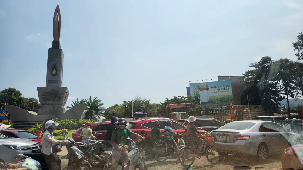 Kẹt xe tại khu vực tượng đài Dầu khí khi có công trình thi công. Ảnh: TK Kẹt xe tại khu vực tượng đài Dầu khí khi có công trình thi công. Ảnh: TK