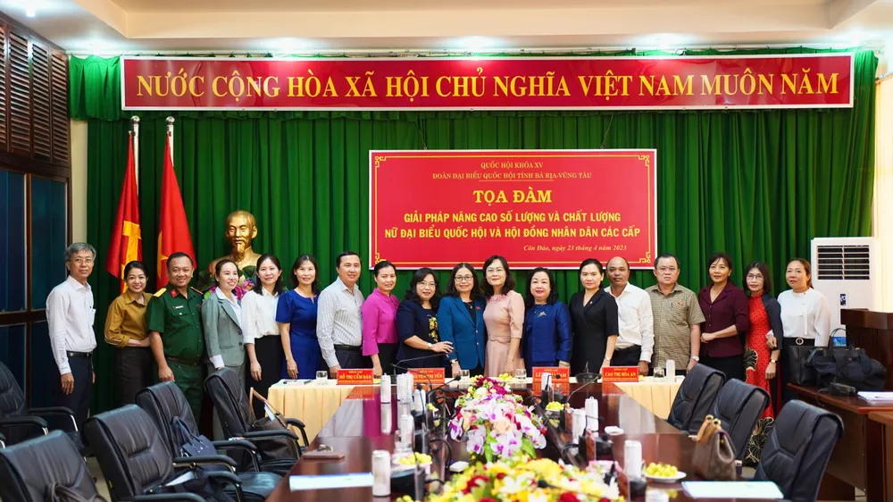 Các đại biểu tham dự tọa đàm chụp hình lưu niệm. Ảnh: MC