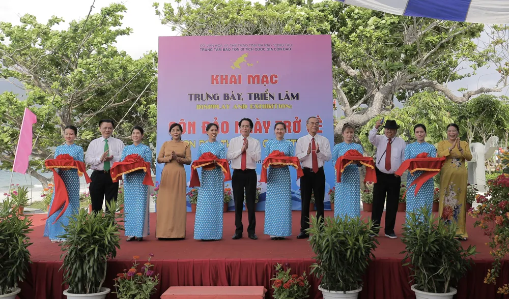 Các đại biểu cắt băng khai mạc triển lãm. Ảnh: Mạnh Cường