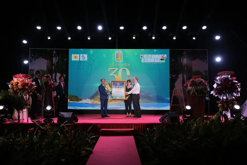 Bà Theresa Mundita Slim, Giám đốc điều hành Trung tâm Đa dạng sinh học ASEAN trao chứng nhận Vườn Di sản ASEAN cho Ban quản lý Vườn quốc gia Côn Đảo. Ảnh: VQG