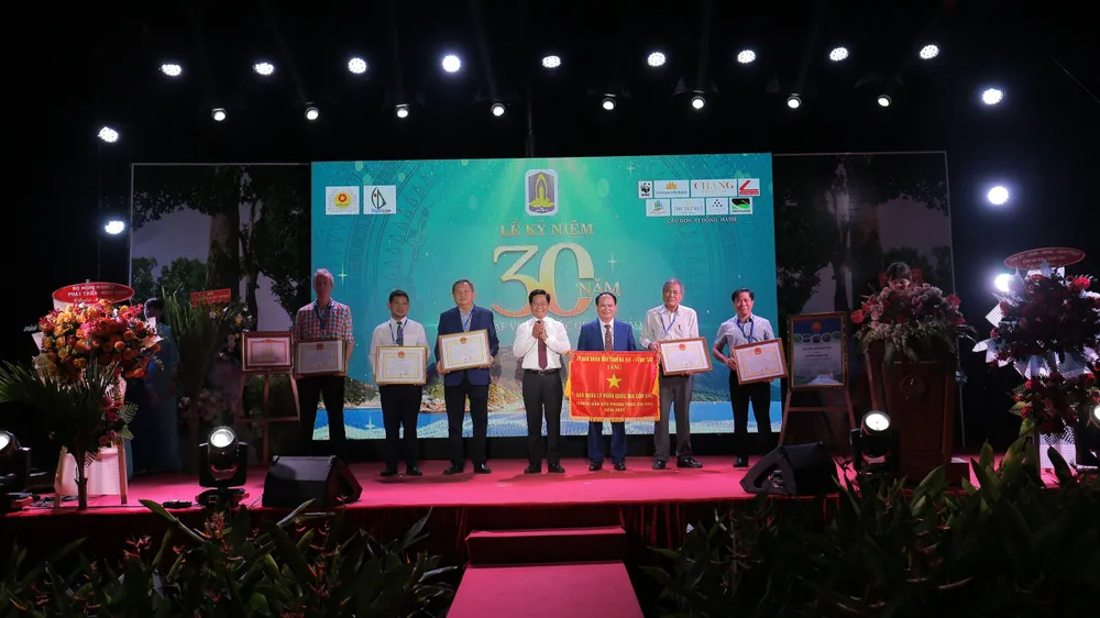 VQG Côn Đảo nhận nhiều bằng khen các cấp cho thành tích đạt được trong suốt 30 năm qua. Ảnh: VQG