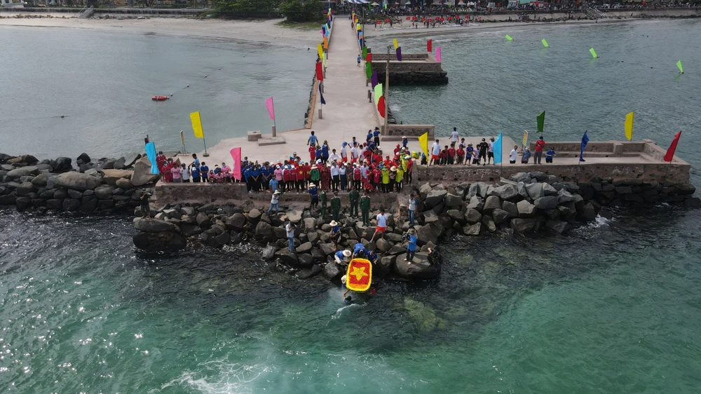 Nghi thức thả vòng hoa xuống biển tưởng nhớ các anh hùng liệt sỹ đã hy sinh tại Nhà tù Côn Đảo trước giờ đua. Ảnh: MC Nghi thức thả vòng hoa xuống biển tưởng nhớ các anh hùng liệt sỹ đã hy sinh tại Nhà tù Côn Đảo trước giờ đua. Ảnh: MC