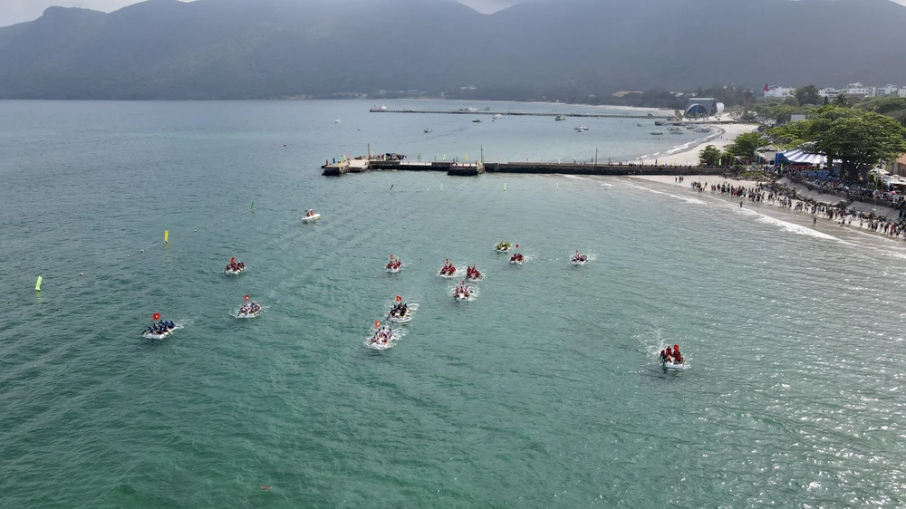 Lễ hội đua bè tại Côn Đảo chiều 30-4. Ảnh: Mạnh Cường Lễ hội đua bè tại Côn Đảo chiều 30-4. Ảnh: Mạnh Cường