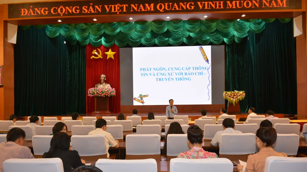 Ông Nguyễn Văn Hiếu, Phó cục trưởng Cục Báo chí, Bộ TT&amp;TT chia sẻ tại hội nghị. Ảnh: ĐL