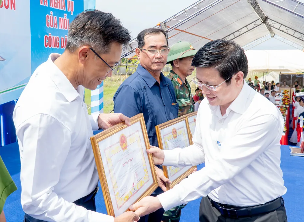 Ông Lê Ngọc Khánh (bên phải) trao bằng khen cho Công ty TNHH Hóa dầu Long Sơn. Ảnh: MT