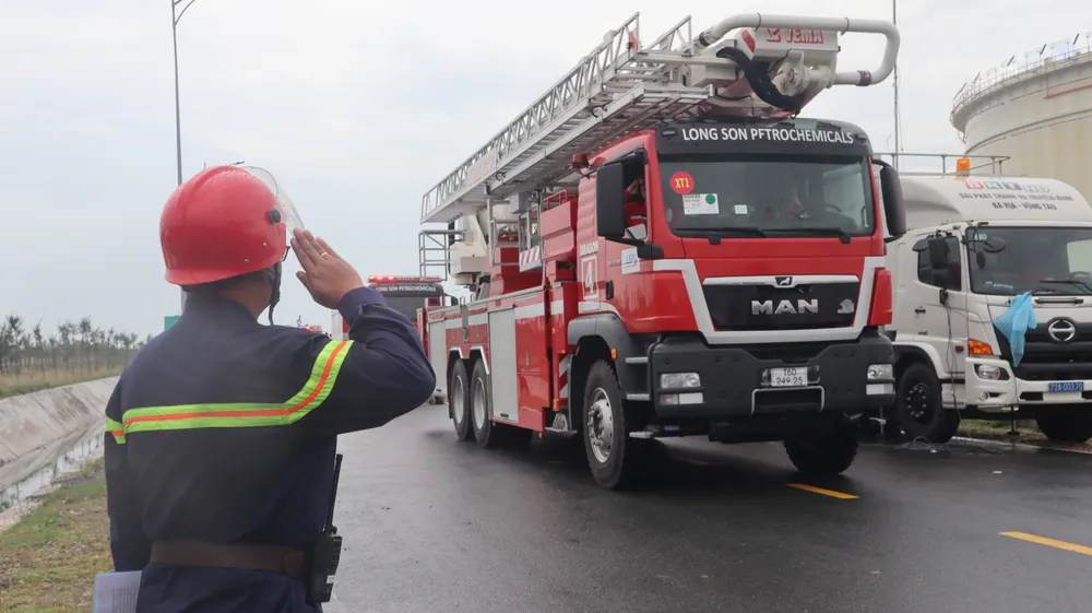 Xe chữa cháy của Hóa dầu Long Sơn tham gia diễn tập. Ảnh: TK