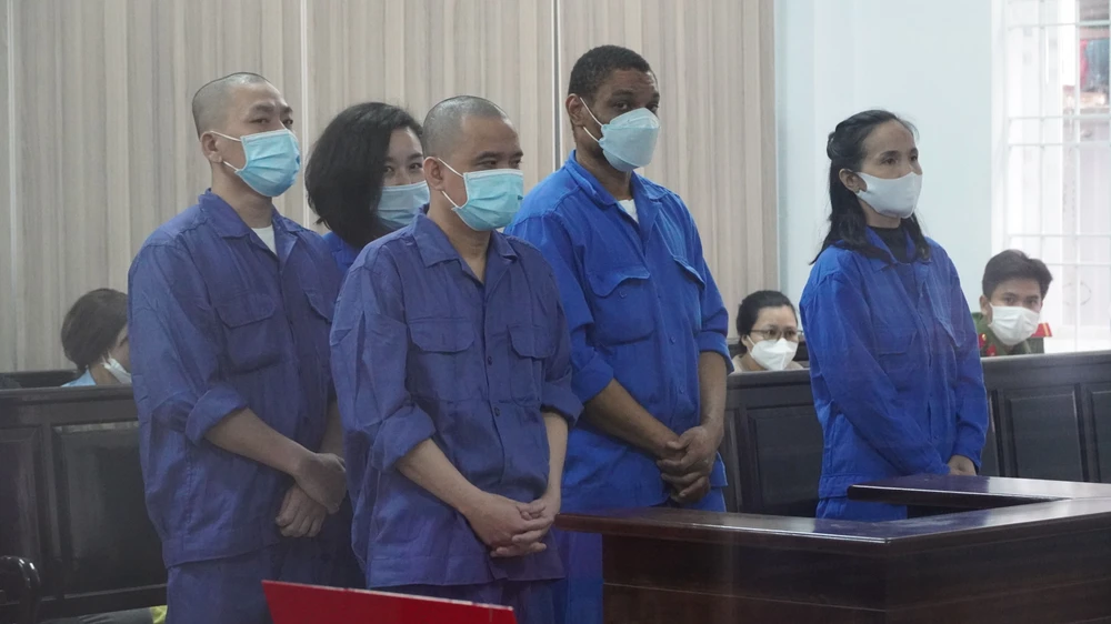 Các bị cáo nghe tuyên án chiều 20-5. Ảnh: TĐ