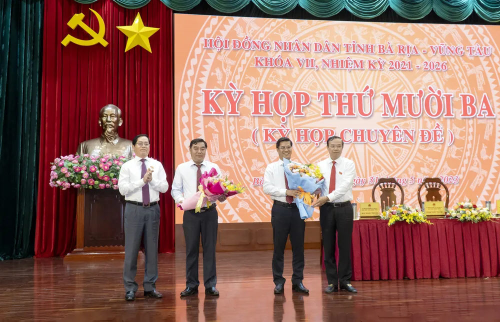 Lãnh đạo tỉnh tặng hoa chúc mừng ông Huỳnh Sơn Thái và ông Bùi Chí Tình. Ảnh: MT Lãnh đạo tỉnh tặng hoa chúc mừng ông Huỳnh Sơn Thái và ông Bùi Chí Tình. Ảnh: MT