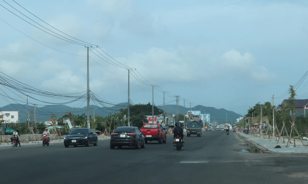 Đường qua xã Phước Tỉnh, huyện Long Điền đã được mở rộng xong, chỉ còn một đoạn đang chờ phân luồng, kẻ vạch. Ảnh: TK Đường qua xã Phước Tỉnh, huyện Long Điền đã được mở rộng xong, chỉ còn một đoạn đang chờ phân luồng, kẻ vạch. Ảnh: TK