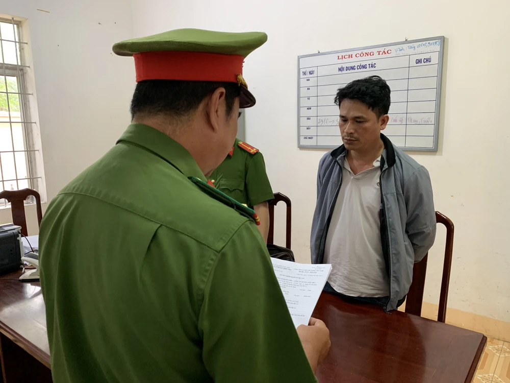 Công an huyện Châu Đức đọc quyết định khởi tố, bắt tạm giam bị can Sang. Ảnh: ĐT