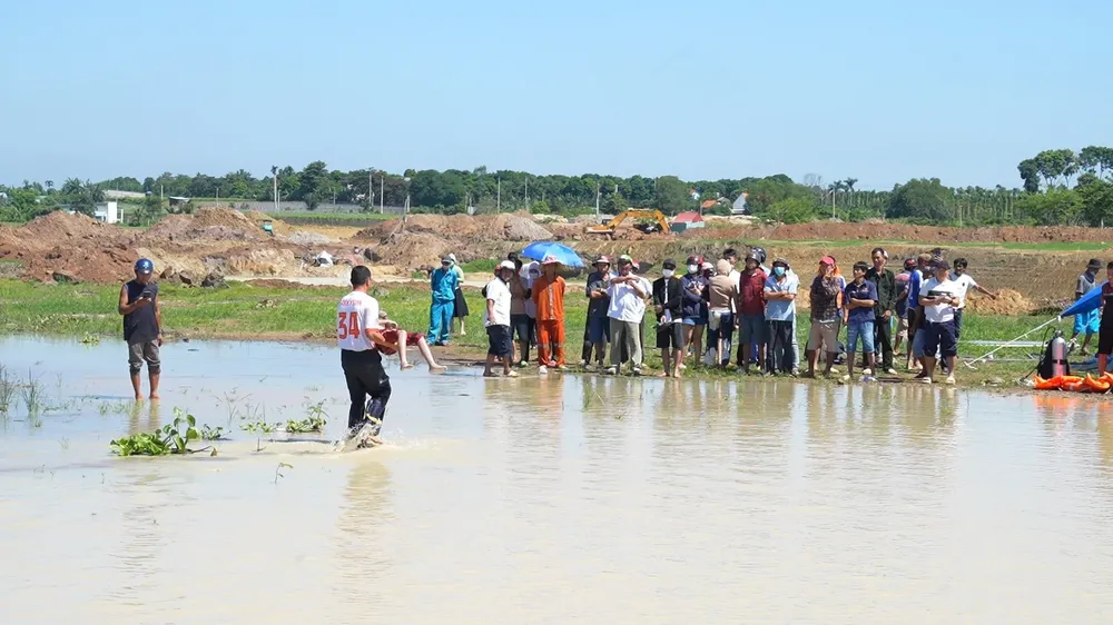 Lực lượng chức năng tìm thấy một cháu bé sáng 23-6. Ảnh: MK Lực lượng chức năng tìm thấy một cháu bé sáng 23-6. Ảnh: MK
