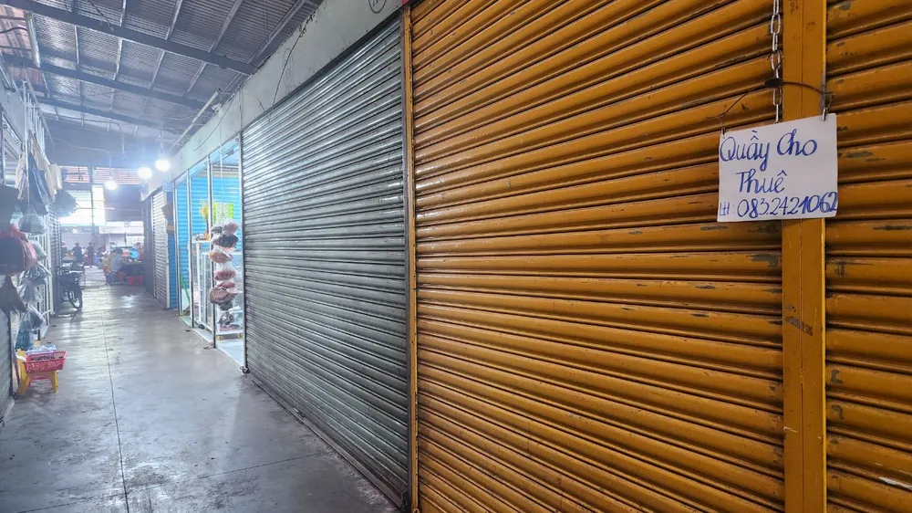 Nhiều quầy, sạp đóng cửa, treo biển cho thuê hoặc sang nhượng lại trong chợ Vũng Tàu. Ảnh: TK